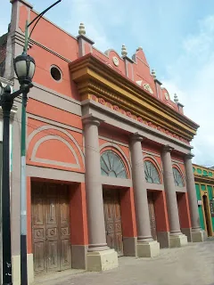 Fachada histórica del Teatro Ribas en color salmón antes de la restauración integral de 2024